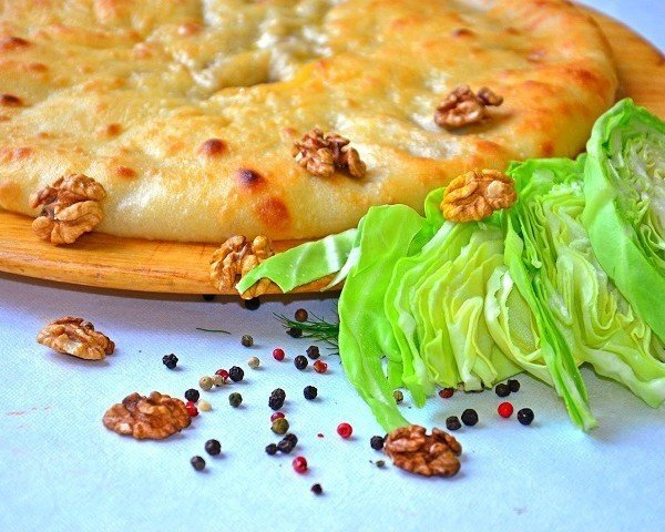 Осетинский пирог с капустой и грецким орехом